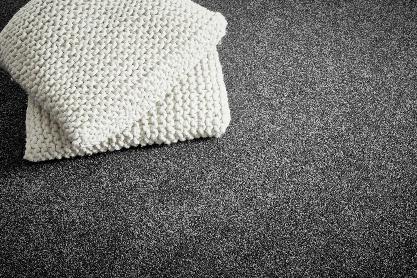 Entertaining carpet by Redbook – room scene